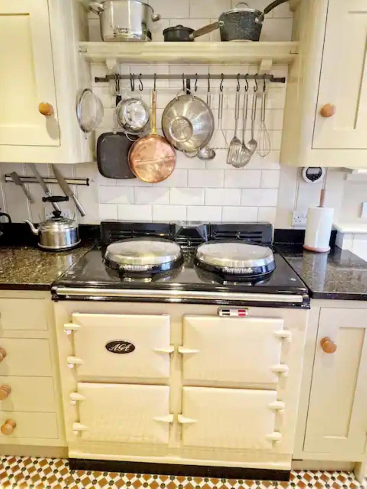 Jackdaw Cottage-Beautiful Cottage, Town Centre 윔번민스터 외부 사진