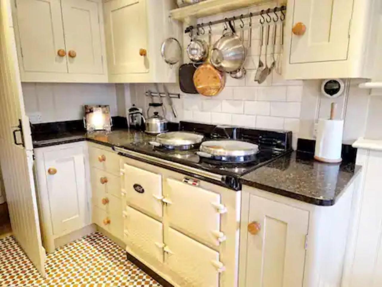Jackdaw Cottage-Beautiful Cottage, Town Centre 윔번민스터 외부 사진
