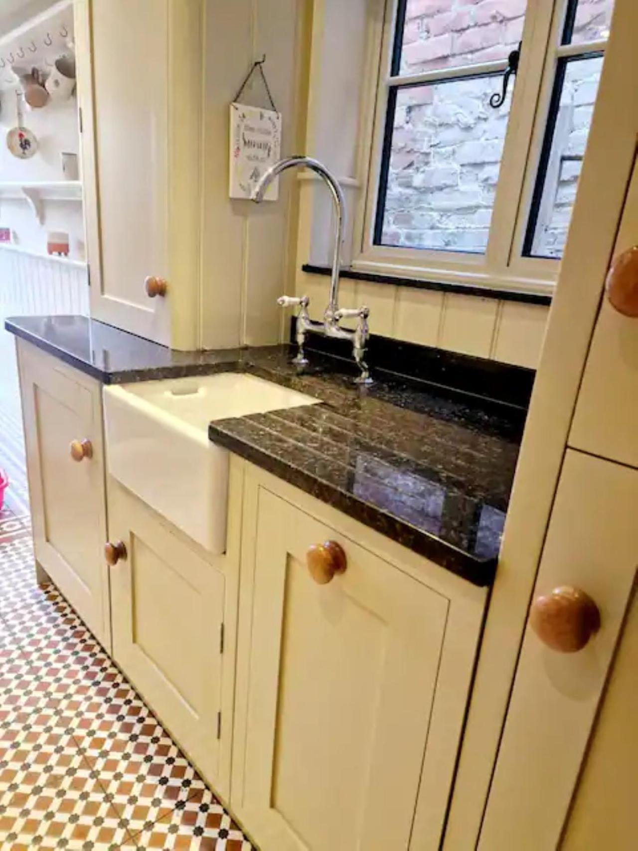 Jackdaw Cottage-Beautiful Cottage, Town Centre 윔번민스터 외부 사진